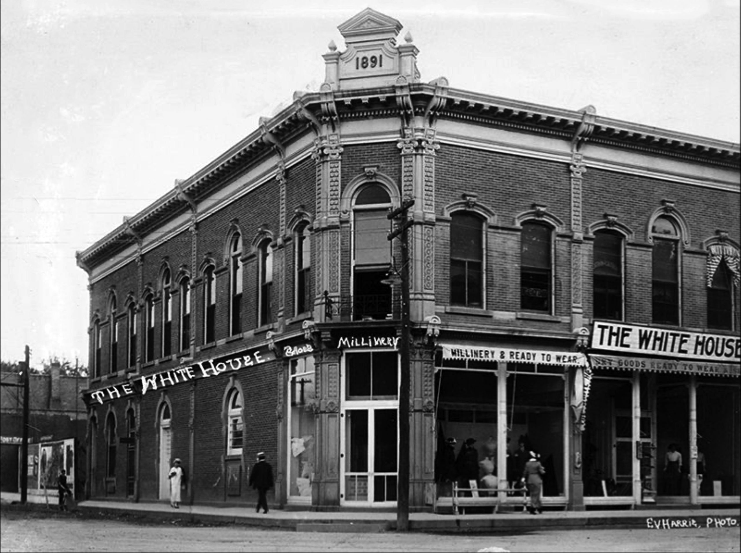 The White House dry goods store, Catron Building on Plaza, Santa Fe, New Mexico, Palace of the Governors Photo Archives, Negative Number 067593